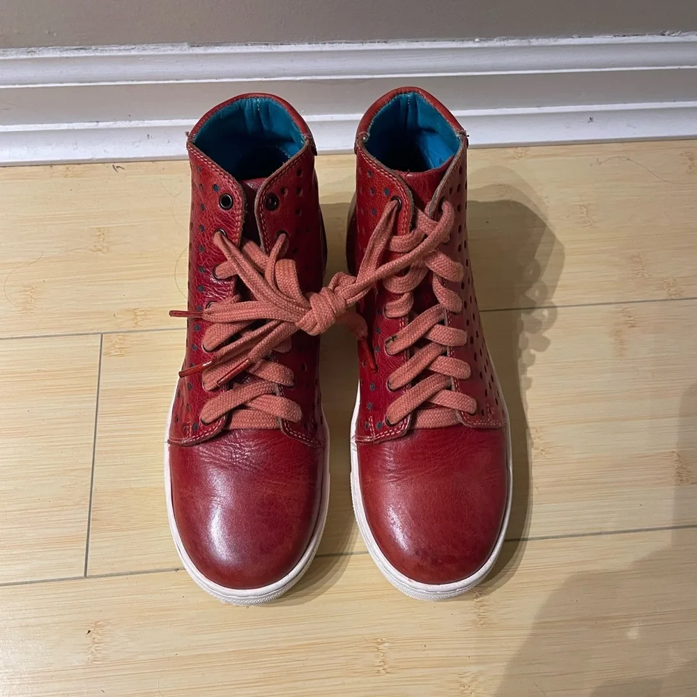 Bed Stu red leather